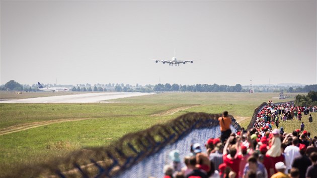 Plet obho Airbusu A380 spolenosti Emirates v Praze 1. ervence 2015 sledovaly stovky nadenc.