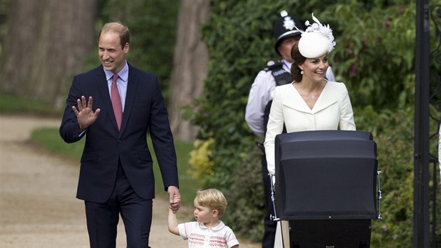 Princ William, Kate a jejich dti George a Charlotte pichz na kest mal princezny (5. ervence 2015).