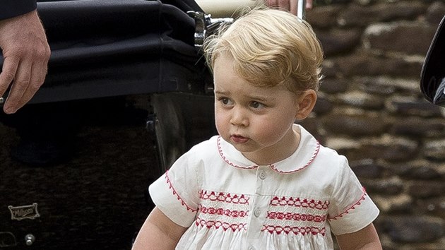 Princ George na ktu sv sestry Charlotte (5. ervence 2015)