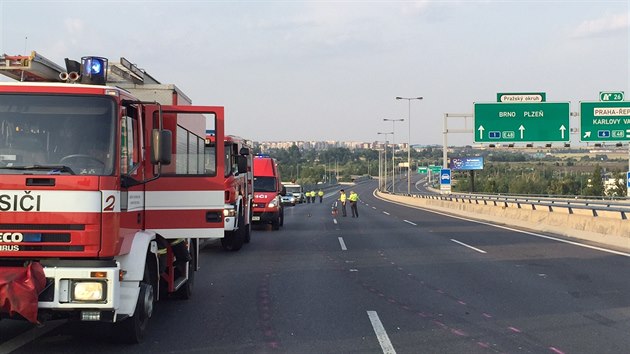Dopravn nehoda kamionu a osobnho auta na Praskm okruhu si vydala jeden lidsk ivot.