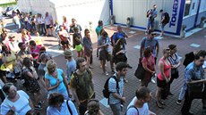 Stovky lidí stály ve frontě na první lístky na karlovarský filmový festival. Stovky lidí stály ve frontě na první lístky na karlovarský filmový festival.