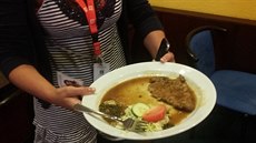 Maso na talíři nemělo hmotnost, kterou restaurace slibovala na jídelním lístku. Maso na talíři nemělo hmotnost, kterou restaurace slibovala na jídelním lístku.