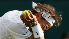 panlský tenista Rafael Nadal se chystá na podání v utkání 2. kola Wimbledonu.