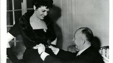 Christian Dior obléká hereku Jane Russellovou (1955)