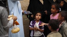 Jemenské dti dostávají potraviny. (26. ervna 2015)