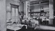 Lákav vypadá na snímku z ticátých let interiér restaurace na hlavním vlakovém...