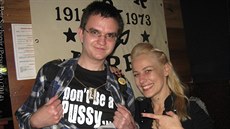 Petr Suchopár se zpěvačkou kapely Dirty Blondes Beego. Je jejím oddaným... Petr Suchopár se zpěvačkou kapely Dirty Blondes Beego. Je jejím oddaným...