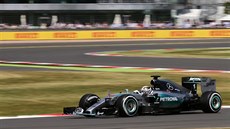 Lewis Hamilton pi kvalifikaci na Velkou cenu Velké Británie.