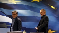 Nový ecký ministr financí Euklidis Tsakalotos (vlevo) a jeho pedchdce Janis...