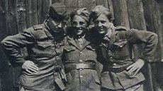 Fotka Vasila Timkoviče (vlevo) a jeho kamarádů z roku 1944 prošla řadou bojů.... Fotka Vasila Timkoviče (vlevo) a jeho kamarádů z roku 1944 prošla řadou bojů....