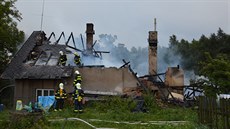 Trosky shořelého domu, který zapálil blesk v Hodoníně na Chrudimsku. Trosky shořelého domu, který zapálil blesk v Hodoníně na Chrudimsku.