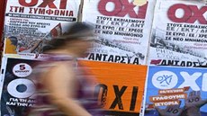 ena prochází kolem plakát s nápisy NE dohod v centru Atén. (3. ervence...