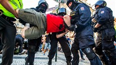 Policie zadrela na demonstraci proti uprchlíkm pt lidí (1. ervence 2015).