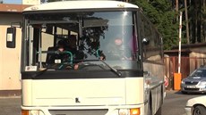 Autobus odváí ást benc z uprchlického tábora v Blé-Jezové na...