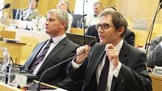 Petr Podhola z ČSSD (vpravo) byl iniciátorem návrhu na rozbití radní koalice. Petr Podhola z ČSSD (vpravo) byl iniciátorem návrhu na rozbití radní koalice.