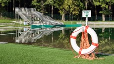 Sportovn-rekreaní komplex Borek  pírodní bazén s hloubkou a 3,6 metru...