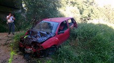 V Hrádku na Znojemsku auto po nehodě prorazilo zábradlí mostu a zřítilo se z... V Hrádku na Znojemsku auto po nehodě prorazilo zábradlí mostu a zřítilo se z...