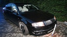 Policisté v Praze honili černý superb. Jeho řidič v Roztokách havaroval a... Policisté v Praze honili černý superb. Jeho řidič v Roztokách havaroval a...