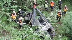 Hasiči vyprošťují havarovaný nissan. Senior usnul za volantem a zřítil se z... Hasiči vyprošťují havarovaný nissan. Senior usnul za volantem a zřítil se z...