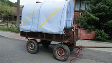 Uvnitř vozu byly další čtyři děti, zraněná dívka seděla s tátou vedle vozky. Uvnitř vozu byly další čtyři děti, zraněná dívka seděla s tátou vedle vozky.