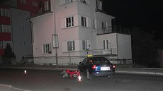V Karlových Varech nedal idi osobního auta pednost malému motocyklu.