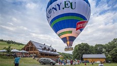 Balon se jménem Sekvoj podle nedalekého sekvojovce obrovského poprvé vzlétl z... Balon se jménem Sekvoj podle nedalekého sekvojovce obrovského poprvé vzlétl z...