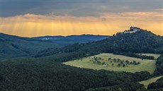 Z horkovzduného balonu se na hrad Buchlov nabízí atraktivní výhled.