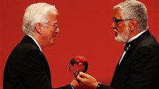 Richard Gere a Jiří Bartoška při zahájení 50. karlovarského festivalu (2015) Richard Gere a Jiří Bartoška při zahájení 50. karlovarského festivalu (2015)