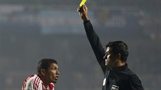 Paraguayský fotbalista Richard Ortiz se diví luté kart