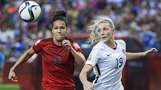 Americká fotbalistka Julie Johnstonová (19) má k míi dál ne Celia Sasicová z...