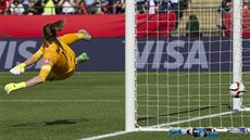 Anglická brankáka Karen Bardsleyová inkasuje z penalty v utkání s Japonskem.