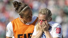 Anglická fotbalistka Josanne Potterová (vlevo) utuje plaící spoluhráku...