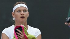 Lucie afáová bhem osmifinále ve Wimbledonu.