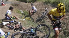 Fabian Cancellara (ve lutém) i dalí jezdci se sbírají z oklivého pádu ve...