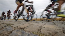 Cyklisté bhem tvrté etapy Tour de France pekonávají úsek na kostkách.