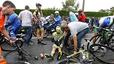 Matteo Tosatto se sbírá z pádu v páté etap Tour de France.