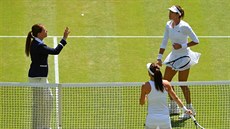 Garbie Muguruzaová (nahoe) a Agnieszka Radwaská ped semifinále Wimbledonu...