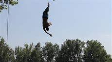 Díky místům s hlubokou vodou si Opatovice oblíbili odvážlivci pro krkolomné... Díky místům s hlubokou vodou si Opatovice oblíbili odvážlivci pro krkolomné...