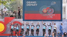 ETIXX-QUICK STEP SE PŘEDSTAVUJE. Zdeněk Štybar (čtvrtý zleva), debutant na Tour... ETIXX-QUICK STEP SE PŘEDSTAVUJE. Zdeněk Štybar (čtvrtý zleva), debutant na Tour...