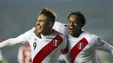 Paolo Guerrero (vlevo) z Peru slaví svj gól do sít Paraguaye, kterým pispl...