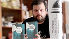 Organizátor Msíce autorského tení Petr Minaík ukazuje povídkovou knihu...