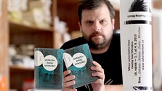 Organizátor Měsíce autorského čtení Petr Minařík ukazuje povídkovou knihu... Organizátor Měsíce autorského čtení Petr Minařík ukazuje povídkovou knihu...