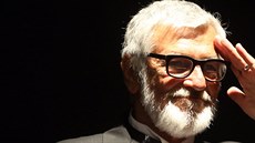 Jiří Bartoška zdraví diváky v první den festivalu (3. července 2015). Jiří Bartoška zdraví diváky v první den festivalu (3. července 2015).