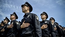 V Kyjev sloily slib dva tisíc nových policist (4. ervence 2015).