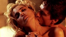 Michael Douglas a Sharon Stone ve filmu Základní instinkt (1992)