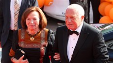 Václav Klaus s manelkou Livií (Karlovy Vary, 3. ervence 2015)