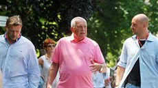 Václav Klaus na procházce po Karlových Varech (4. července 2015) Václav Klaus na procházce po Karlových Varech (4. července 2015)