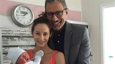 Jeff Goldblum a Emilie Livingstonová ukázali syna. Narodil se 4. ervence 2015.