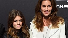 Cindy Crawfordová a její dcera Kaia Gerberová (Anaheim, 9. května 2015) Cindy Crawfordová a její dcera Kaia Gerberová (Anaheim, 9. května 2015)