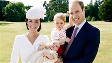 Princ William a jeho manela Kate s dtmi na oficiálních fotkách ze ktu malé...